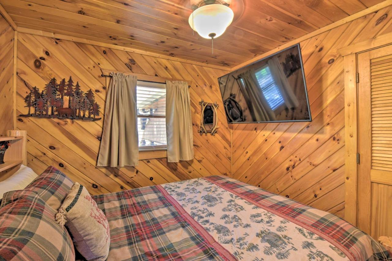 Helen Cabin With Deck And Hot Tub Less Than Half Mi To Main St Exterior photo